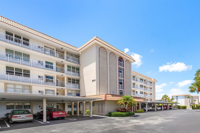 Building Photo - 911 Gardenia Dr