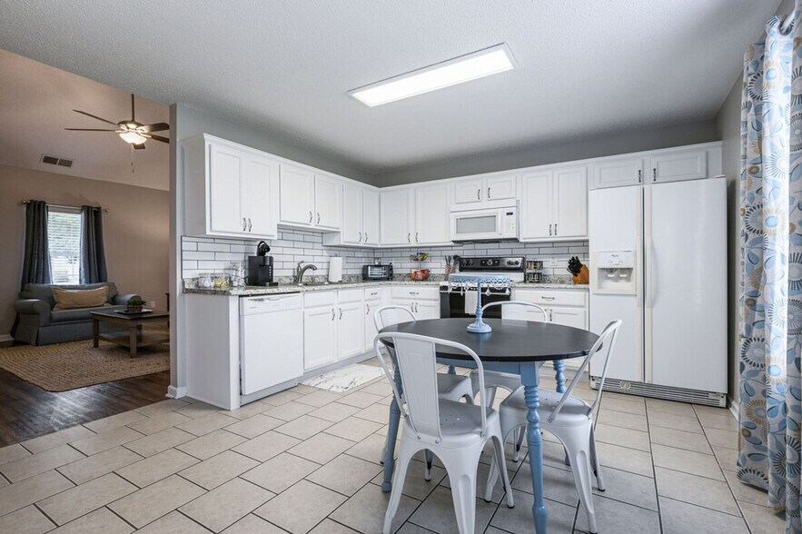 Building Photo - 49 Middlebrook Dr