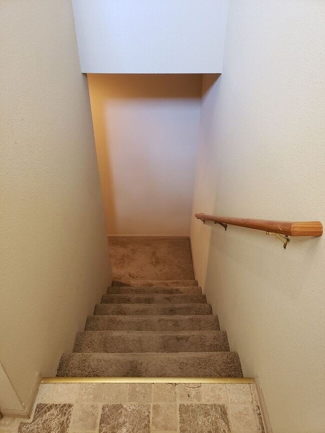 Building Photo - Beautiful Gardner Townhome-Available in MAY!!