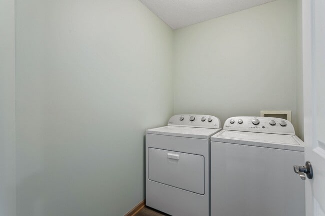 Building Photo - Freshly Remodeled 3bd 3ba Townhome for Ren...