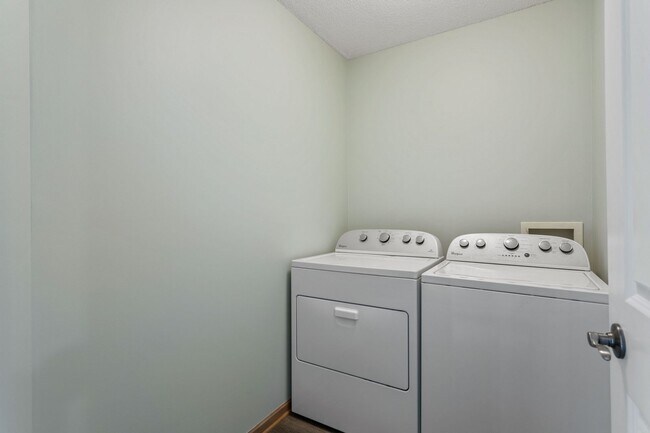 Building Photo - Freshly Remodeled 3bd 3ba Townhome for Rent in Club West, Blaine – Pond View!