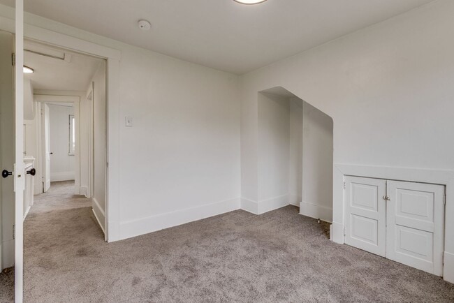 Building Photo - 2027 Eccles St