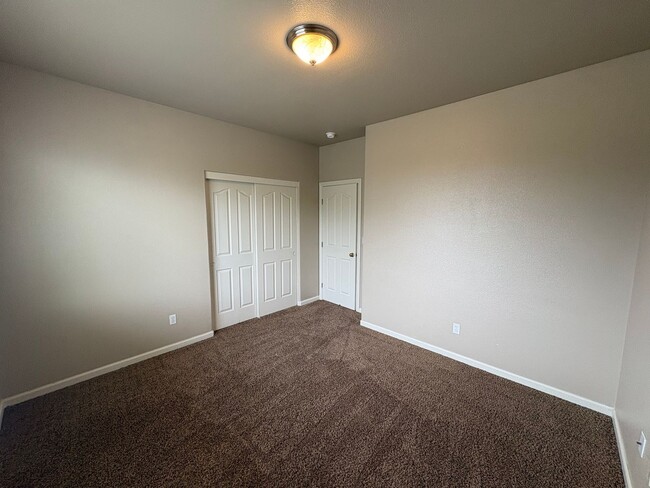 Building Photo - Spacious NW Visalia home Near Shopping Center Available Now!