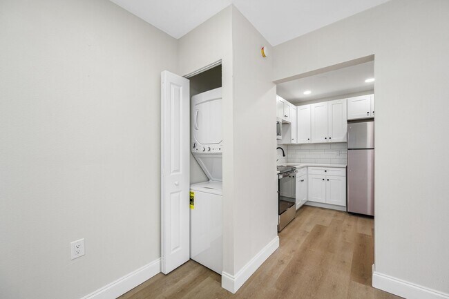 Building Photo - Davis Islands 1/1 Renovated Apartment - IN...
