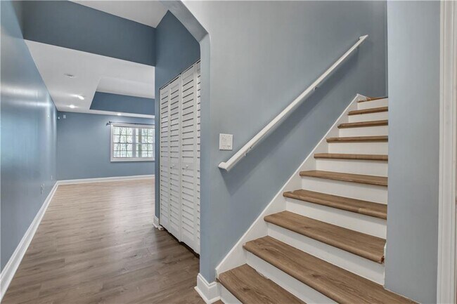 Building Photo - 3345 Regent Pl SW