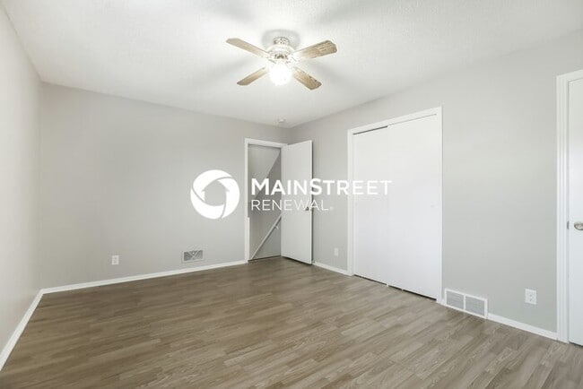 Building Photo - 4 Bedroom Pet-Friendly Home in Independence, MO with Main Street Renewal