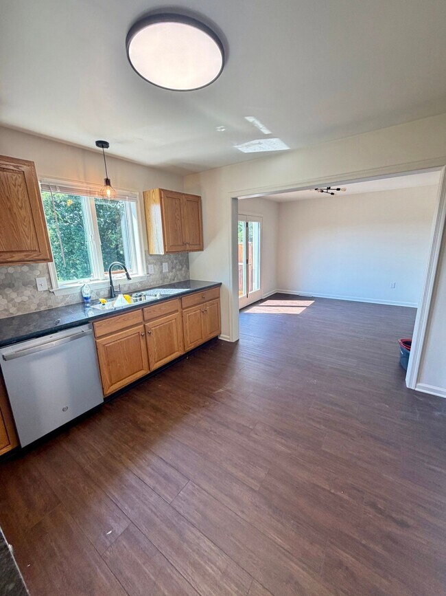 Building Photo - 33 Park View Dr