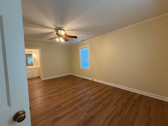Building Photo - 124 Rock Creek Dr S