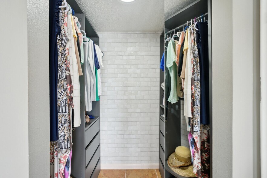 Walk-in master bedroomcloset - 6277 Bahia del Mar Blvd