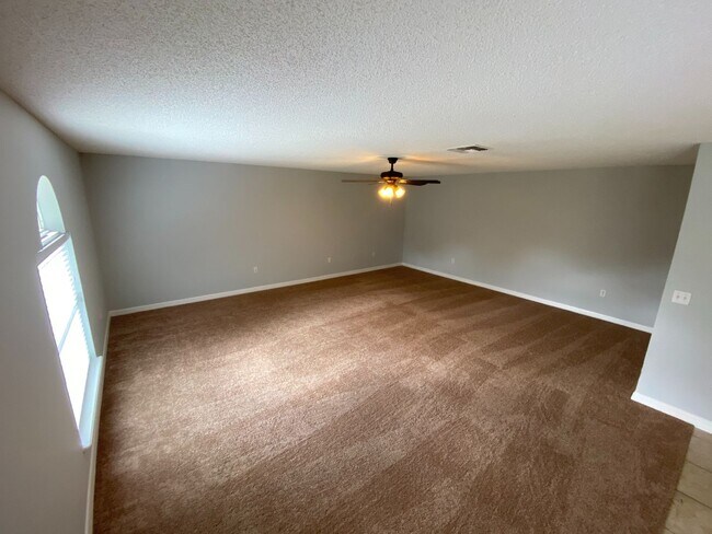 Building Photo - Beautiful 4 Bedroom, 3.5 Bath, 2 Car Garag...