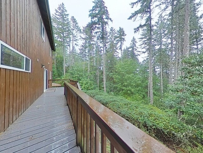 Building Photo - Huge 5 Bedroom Cabin-Style Home on 2+ Wood...