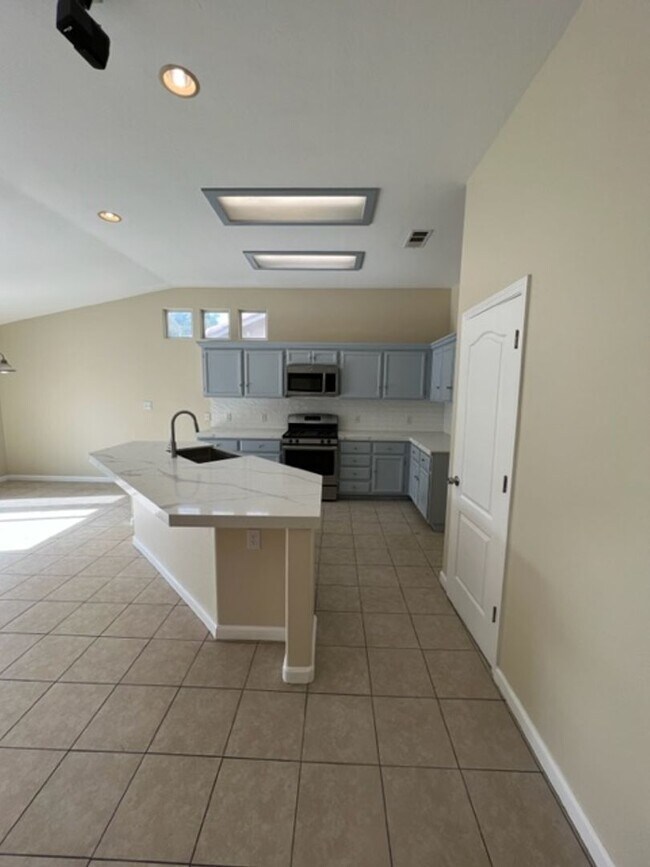 Building Photo - Southwest Bakersfield 4 Bedroom Home