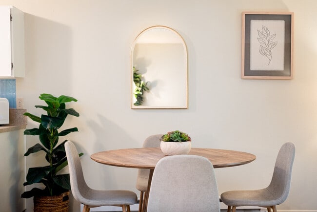 Building Photo - 2348 S Vermont St