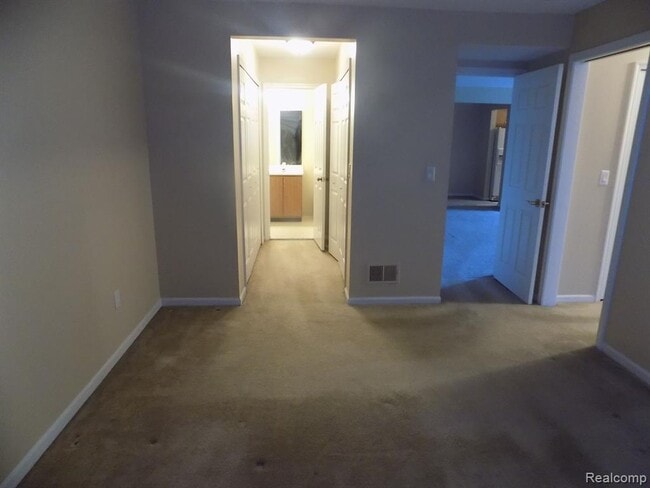 Building Photo - 1012 Country Club Dr