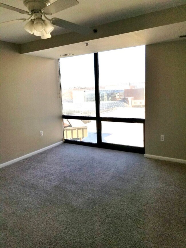 Building Photo - Twin Towers ~ 2 Bedroom/1 Bathroom Unit fo...