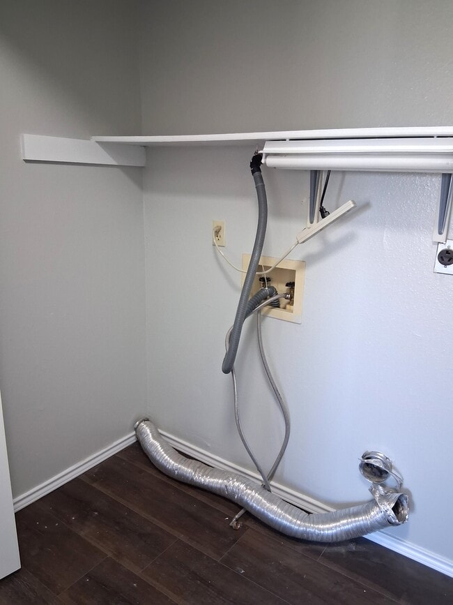 Building Photo - 4914 Parkwood Dr