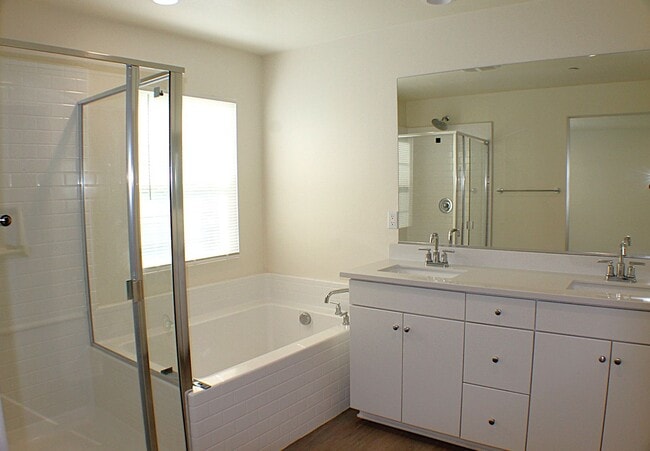 Building Photo - Hyde Park Gated Community with Resort Like Amenities