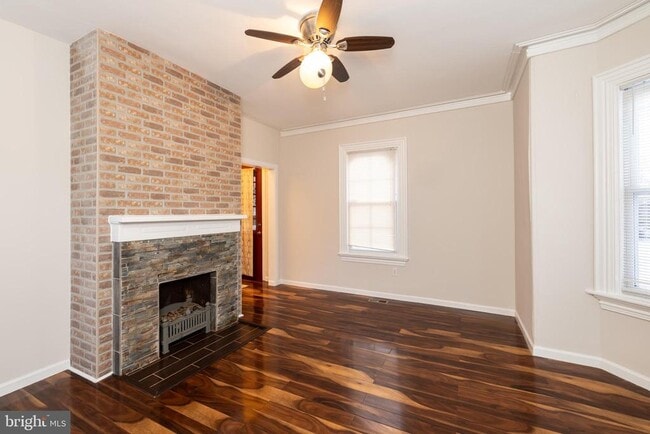 Building Photo - 724 E Locust Ave