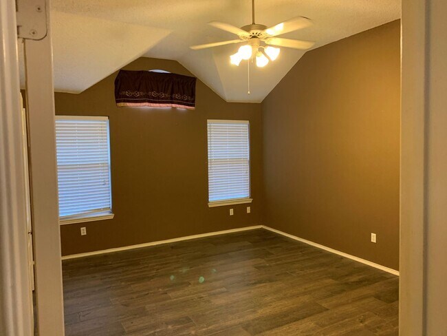 Building Photo - Beautiful 4 bedroom 2 bath home