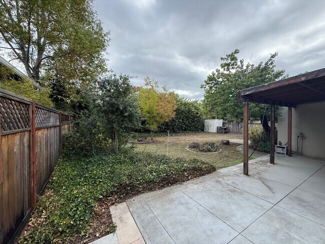 Building Photo - 2230 Montecito Ave