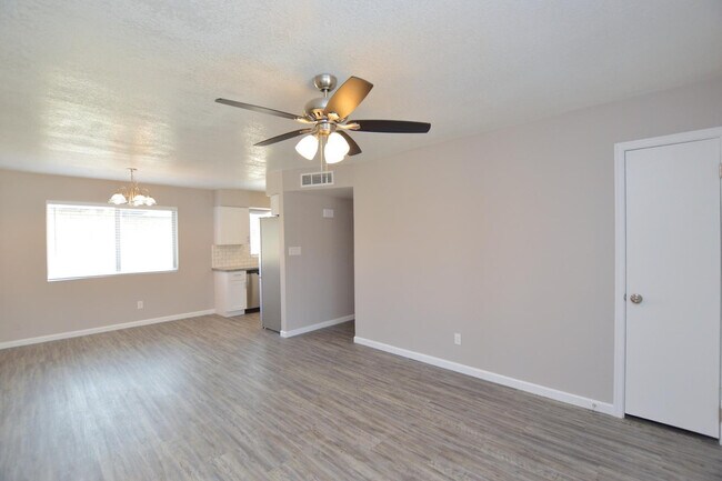 Building Photo - 785 N Arrowhead Dr