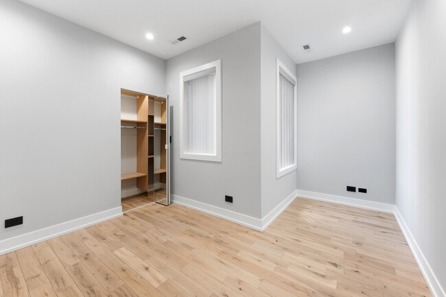 Building Photo - 7726 N Eastlake Terrace