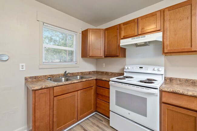 Building Photo - Newly Renovated 5 Bedroom Unit!