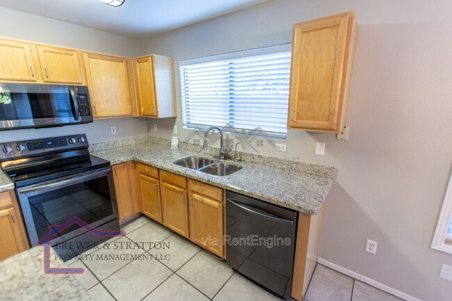 Building Photo - 2102 E Spruce Dr