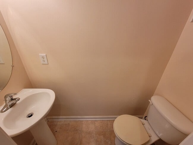 Building Photo - 142 Queensberry Ct