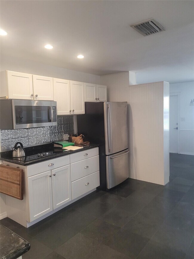 Building Photo - 815 Middle River Dr