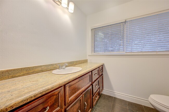 Building Photo - 8439 Westview Dr