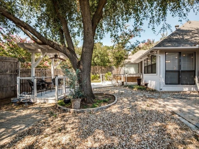 Building Photo - 2121 Aspenwood Dr N