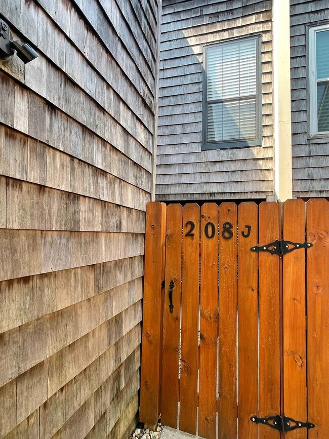 Building Photo - 2 bedroom, 2 bathroom, covered parking, Fireplace, Pool