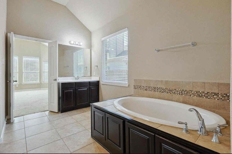 Building Photo - 2708 Laurel Oak Dr