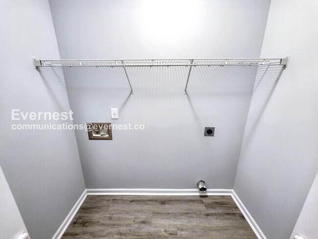 Building Photo - 511 White Oak Dr