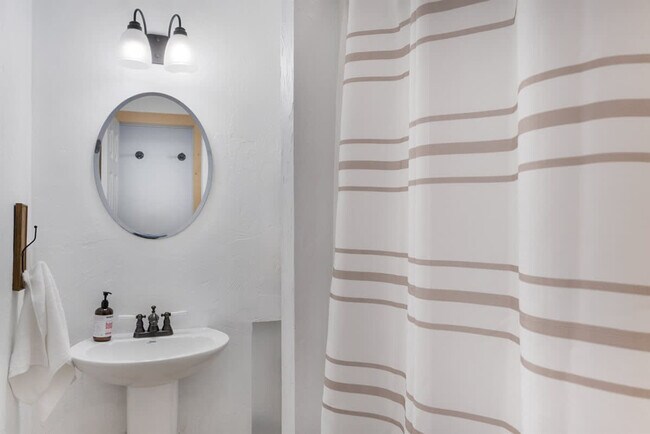 Building Photo - 402 N Foys Lake Dr