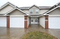 Building Photo - Two Bedroom & 2.5 Bath Townhome with 1 car garage in Oak Valley Estates