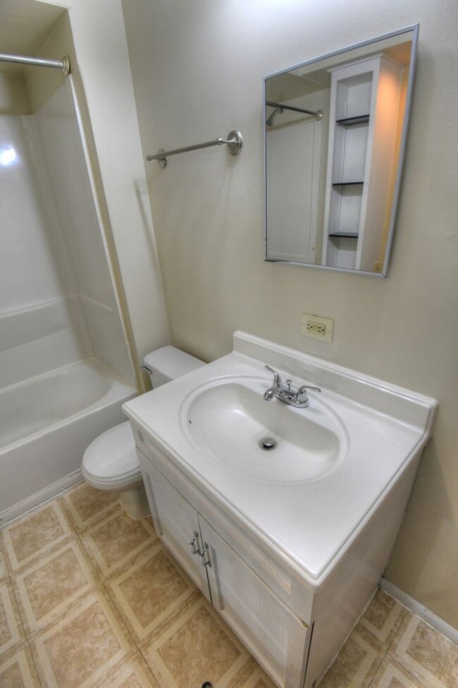 Building Photo - 5 Bed /2 Bath Single Family Home for Rent ...