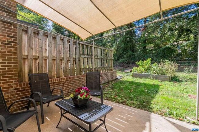Building Photo - 3BR End-Unit Townhome with Outdoor Oasis –...