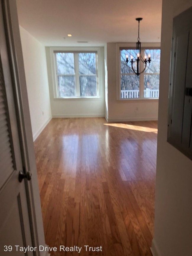 Building Photo - 39 Taylor Dr