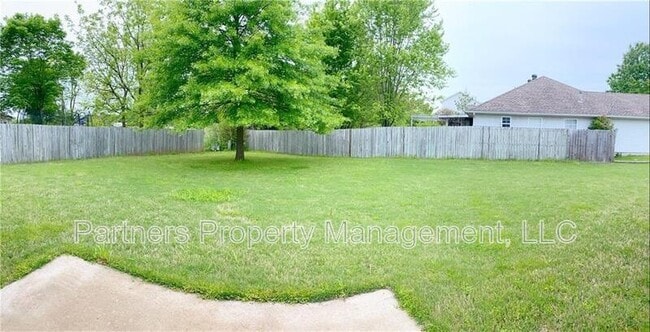 Building Photo - 1633 S Tally Ho Dr