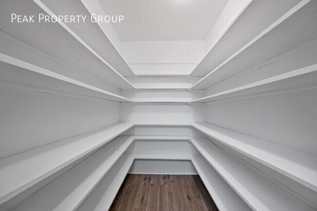 Building Photo - 2533 Ravine St