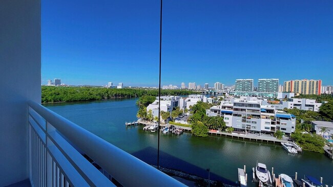 Building Photo - 400 Kings Point Dr