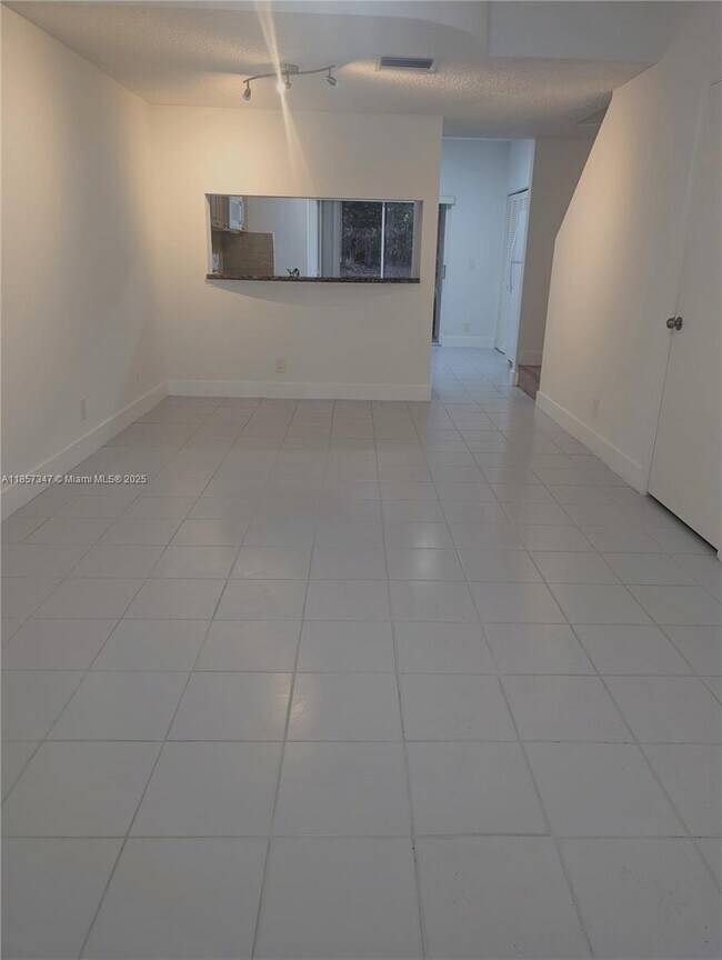 Building Photo - 16661 Hemingway Dr