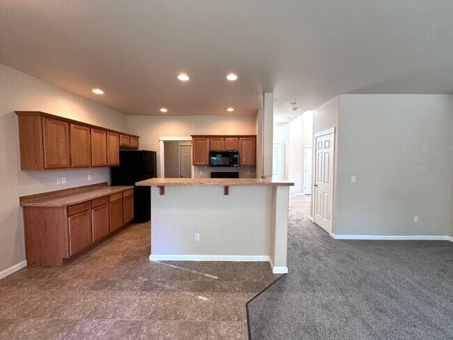 Building Photo - BEAUTIFUL 3 BEDROOM AND 2.5 BATHROOM TOWNHOUSE IN SOUTHWEST REDMOND!