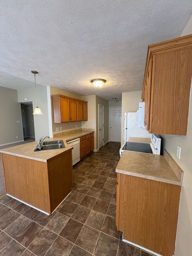 Building Photo - Nice home awaiting you to call home today- close to shopping and dining