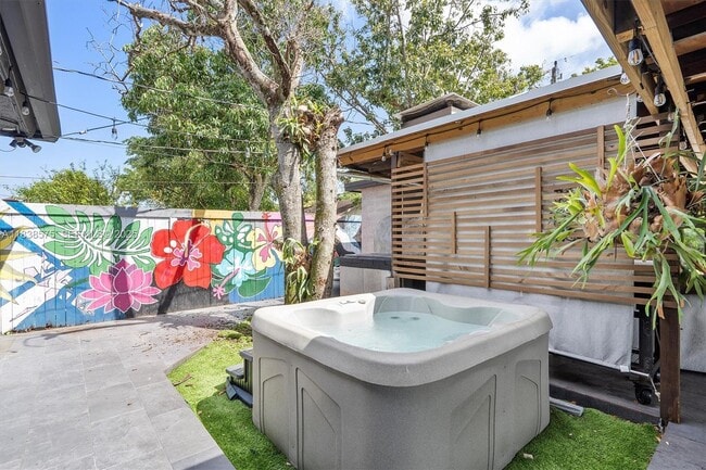 Building Photo - 266 NE 117th St