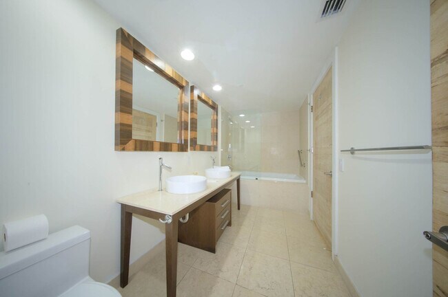 Building Photo - 485 Brickell Ave