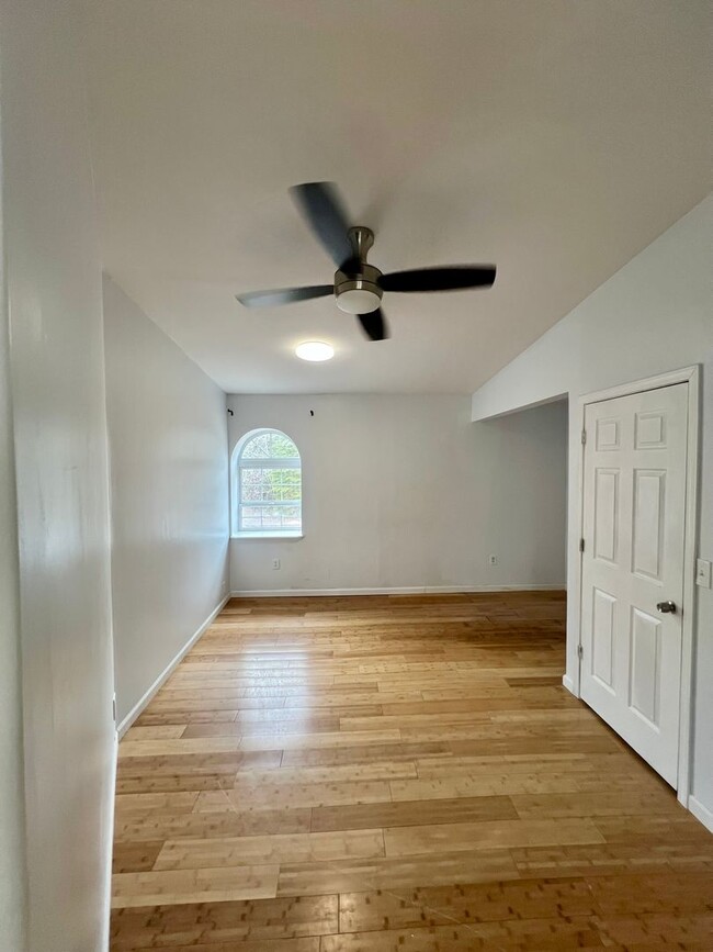 Building Photo - Charming 3-Bedroom Home in Fairbanks / Pet...