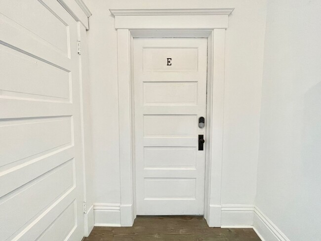 Building Photo - Gorgeous Remodeled 1 Bed, 1 Bath on South ...